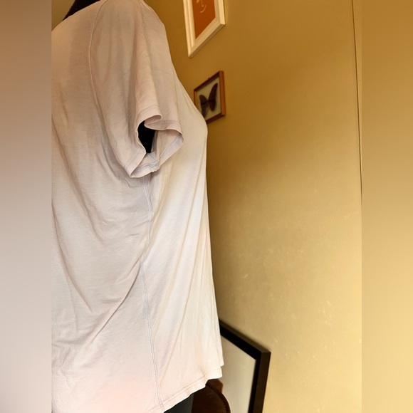 Lululemon pale, purple size medium, excellent condition, T-shirt, V-neck - Picture 2 of 6